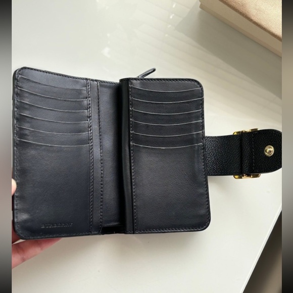 🔥Burberry Black Leather Compact Wallet - Picture 3 of 12